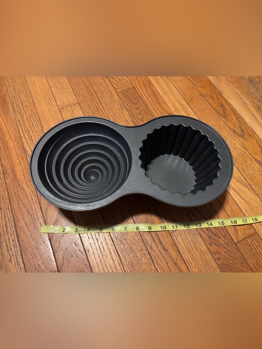 Wilton giant cupcake pan. Non-stick.